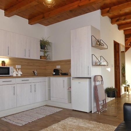 Csuecsoek Vendeghaz Apartment Егер Екстериор снимка