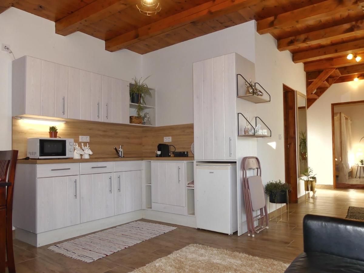 Csuecsoek Vendeghaz Apartment Егер Екстериор снимка