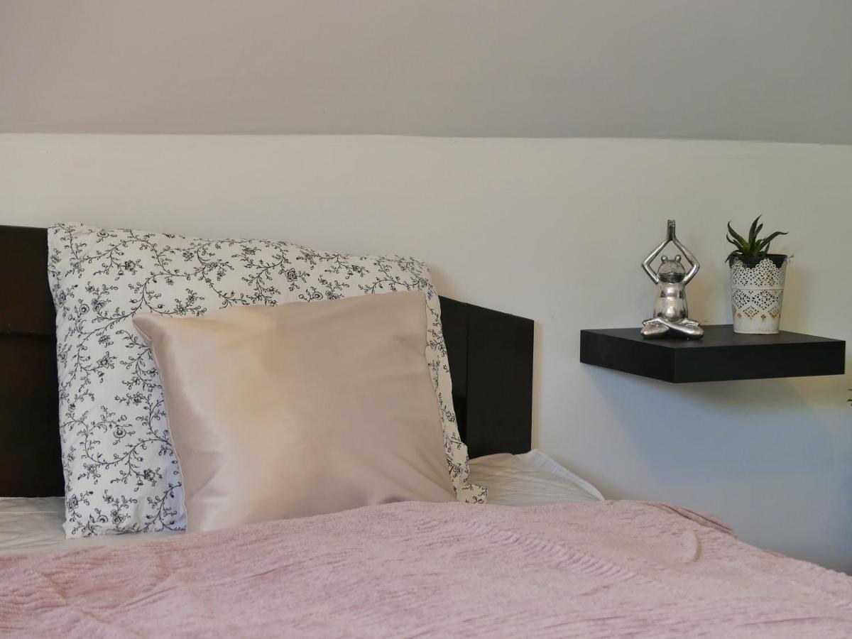 Csuecsoek Vendeghaz Apartment Егер Екстериор снимка