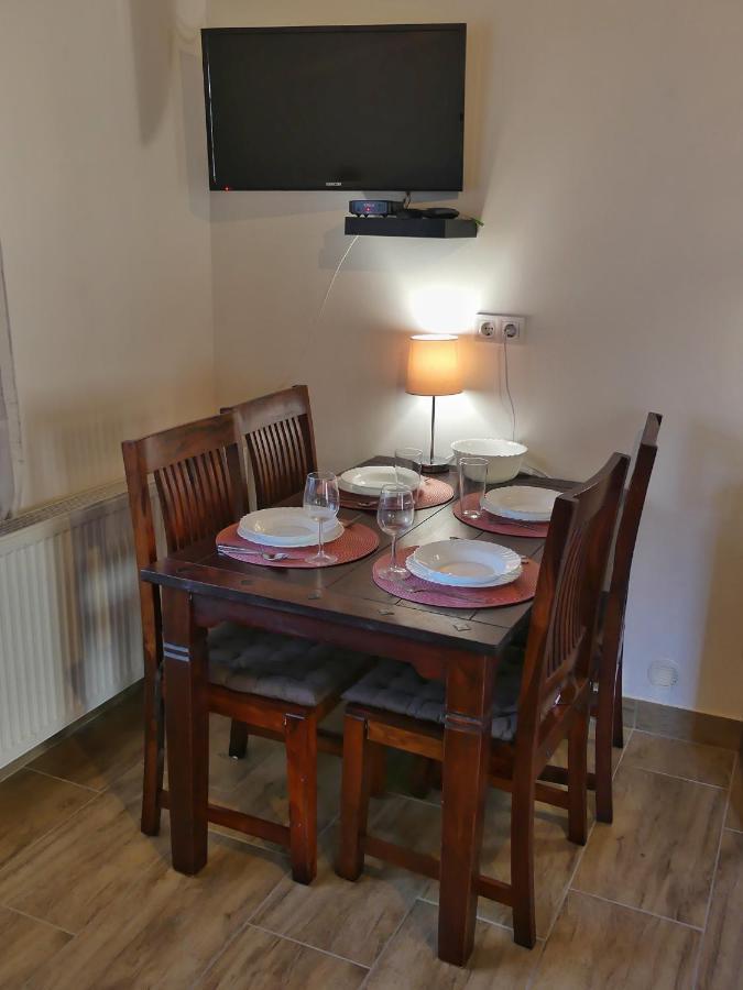 Csuecsoek Vendeghaz Apartment Егер Екстериор снимка